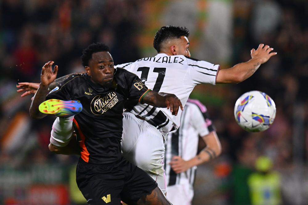 西甲战报：巴雷内切亚半场吊射建功，皇家社会3-1十人奥萨苏纳